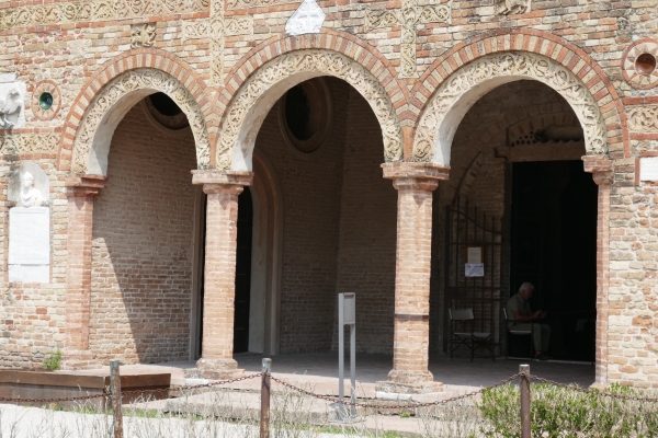 il portico della chiesa