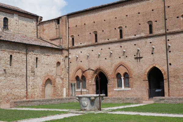 chiostro dell'abbazia di Pomposa